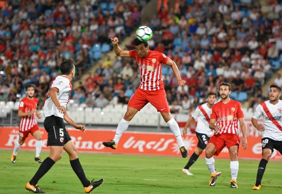 El Almería impone su jerarquía ante el Eldense con una primera parte impecable