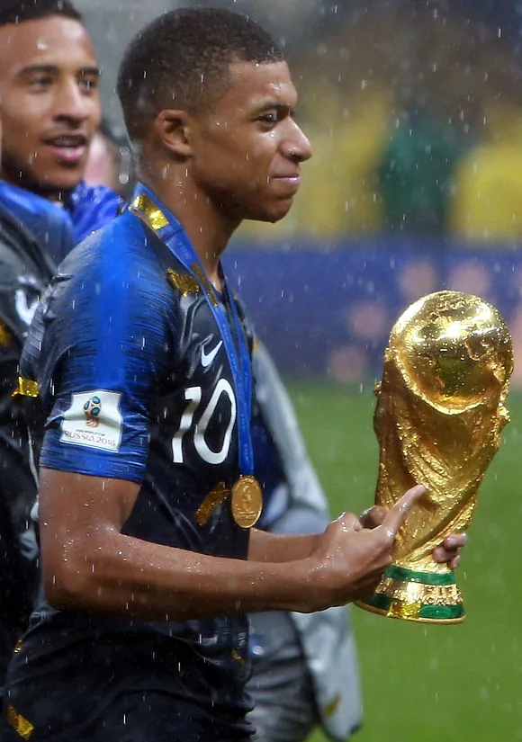 Kylian Mbappé recurre a la asistencia de Megía Dávila para asegurar el balón de su triplete
