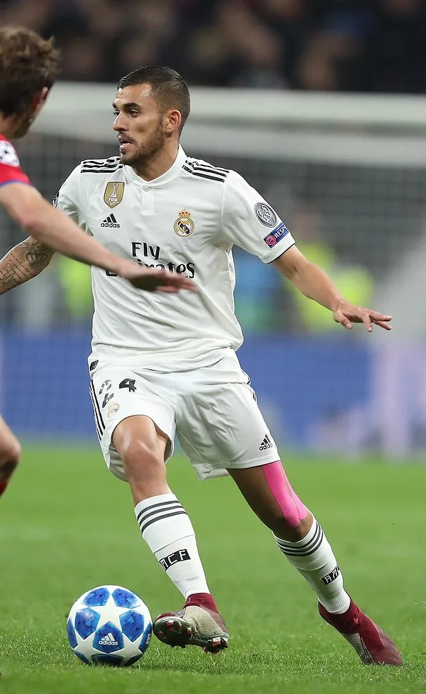 Dani Ceballos presencia el Real Madrid-Málaga en el Santiago Bernabéu mientras se mantiene su vínculo con el Real Betis