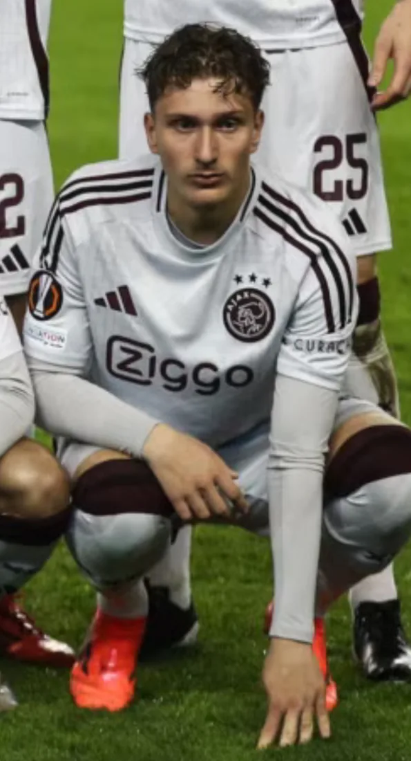 Mika Godts se ausenta del once del Ajax ante el Zwolle en medio de sus rumores de traspaso