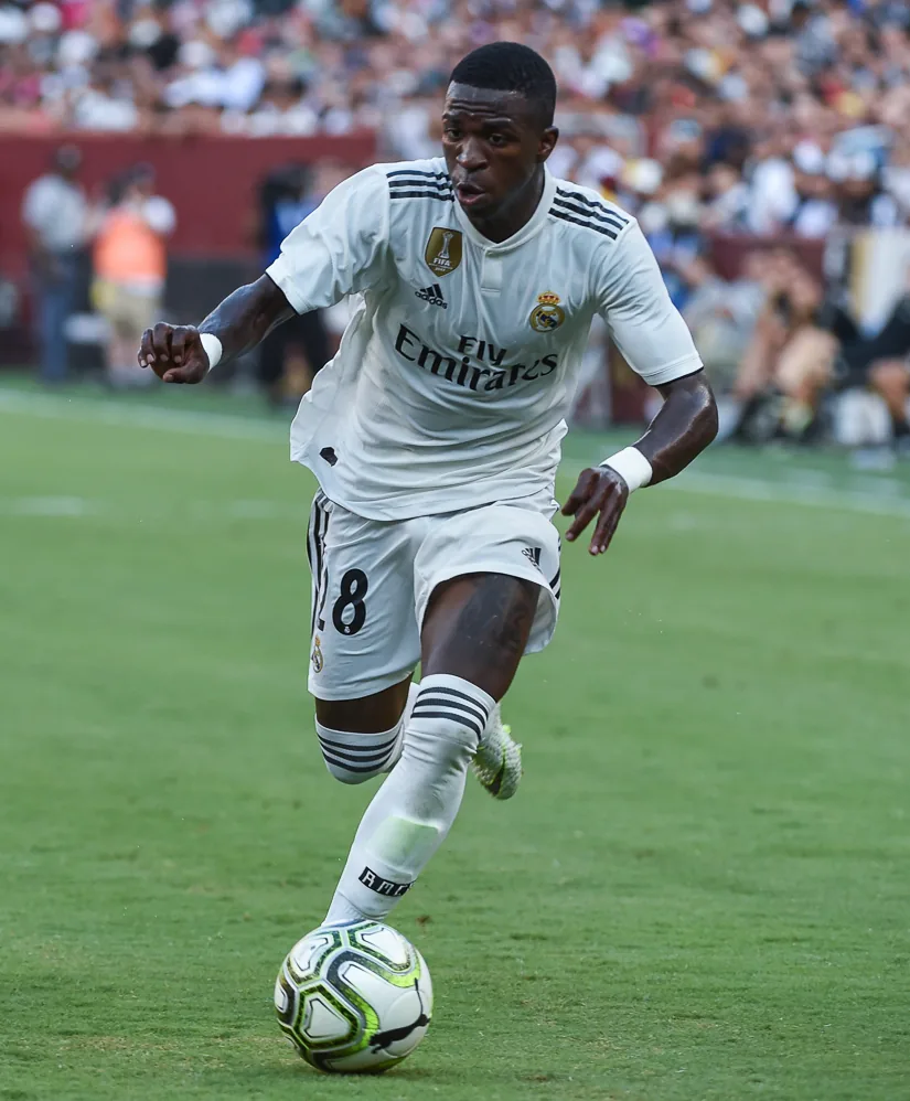 Vinicius Jr. señala la disparidad arbitral tras una acción no sancionada de Juan Cala