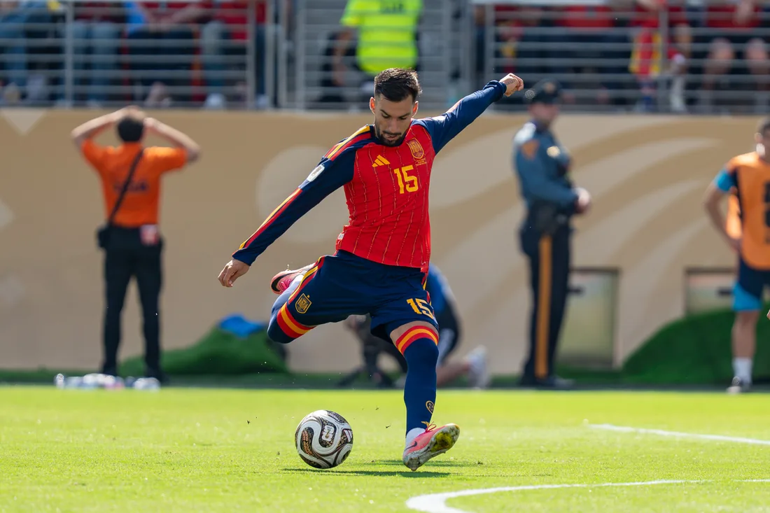 Álex Baena confirma su estado de forma con un gol decisivo de falta ante el Atlético de Madrid