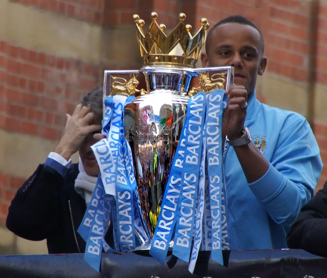 La barrera de los 100 millones de euros en la Premier League: análisis de una nueva realidad financiera