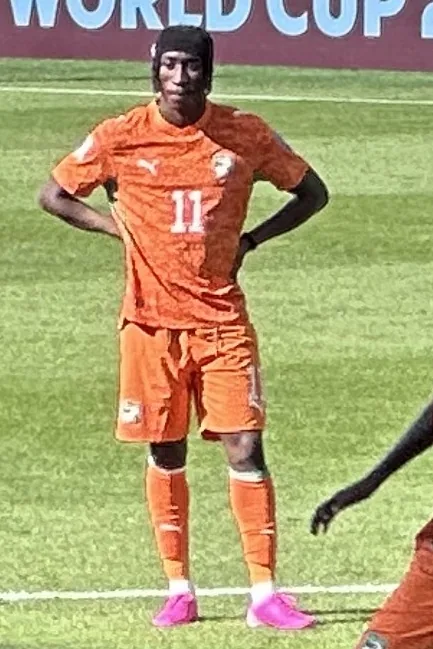 Yan Diomande firma con el Real Madrid hasta 2033 tras su acto oficial en Valdebebas
