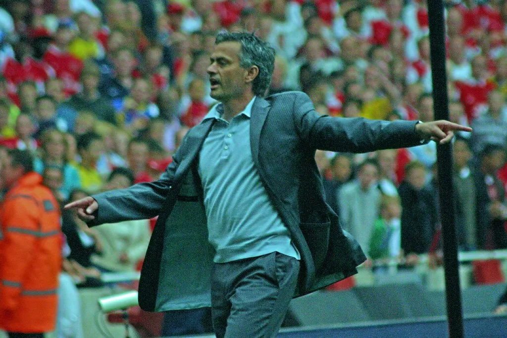 José Mourinho debuta en el banquillo del Real Madrid ante el Espanyol con cinco caras nuevas