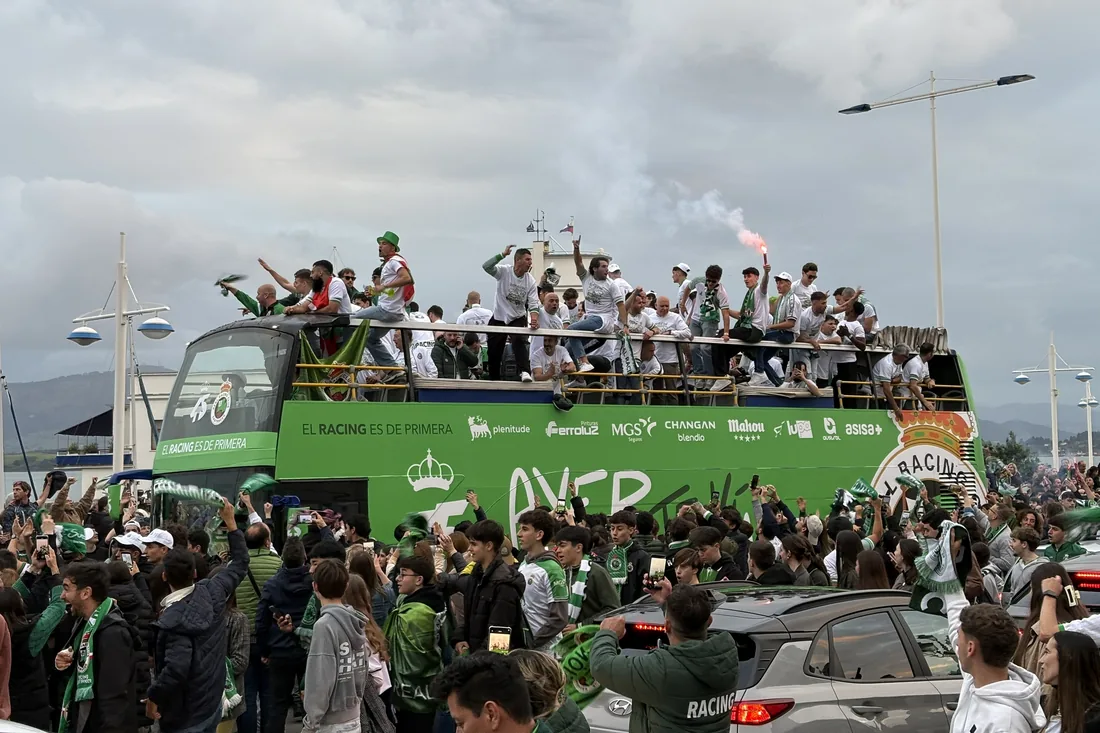 El Racing de Santander doblega al Elche en una exhibición ofensiva marcada por la lesión de Andrés Martín