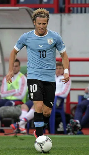 Diego Forlán asume el mando de Uruguay y abre la puerta al regreso de Luis Suárez
