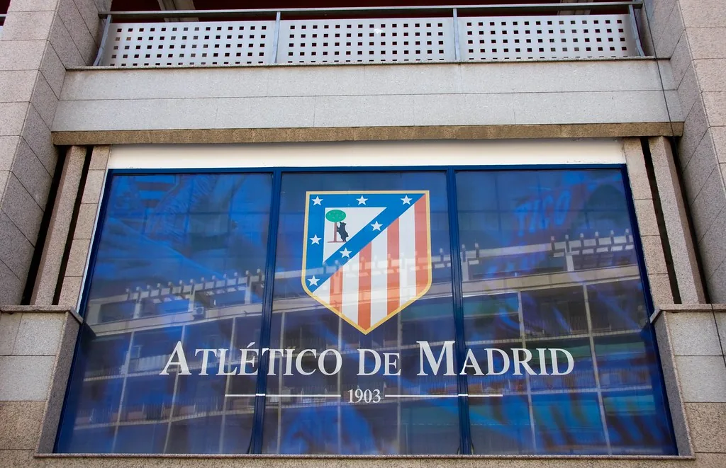 El Atlético de Madrid muestra su malestar ante la insistencia pública del Barcelona por Julián Álvarez
