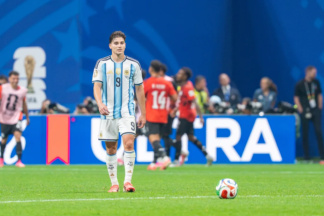 La dependencia del FC Barcelona respecto al fichaje de Julián Álvarez