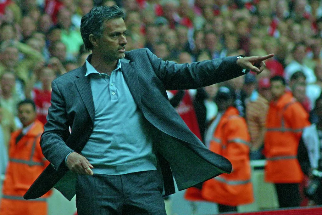 Mourinho cuestiona la aplicación del VAR en una acción polémica de la final de Copa en Sevilla